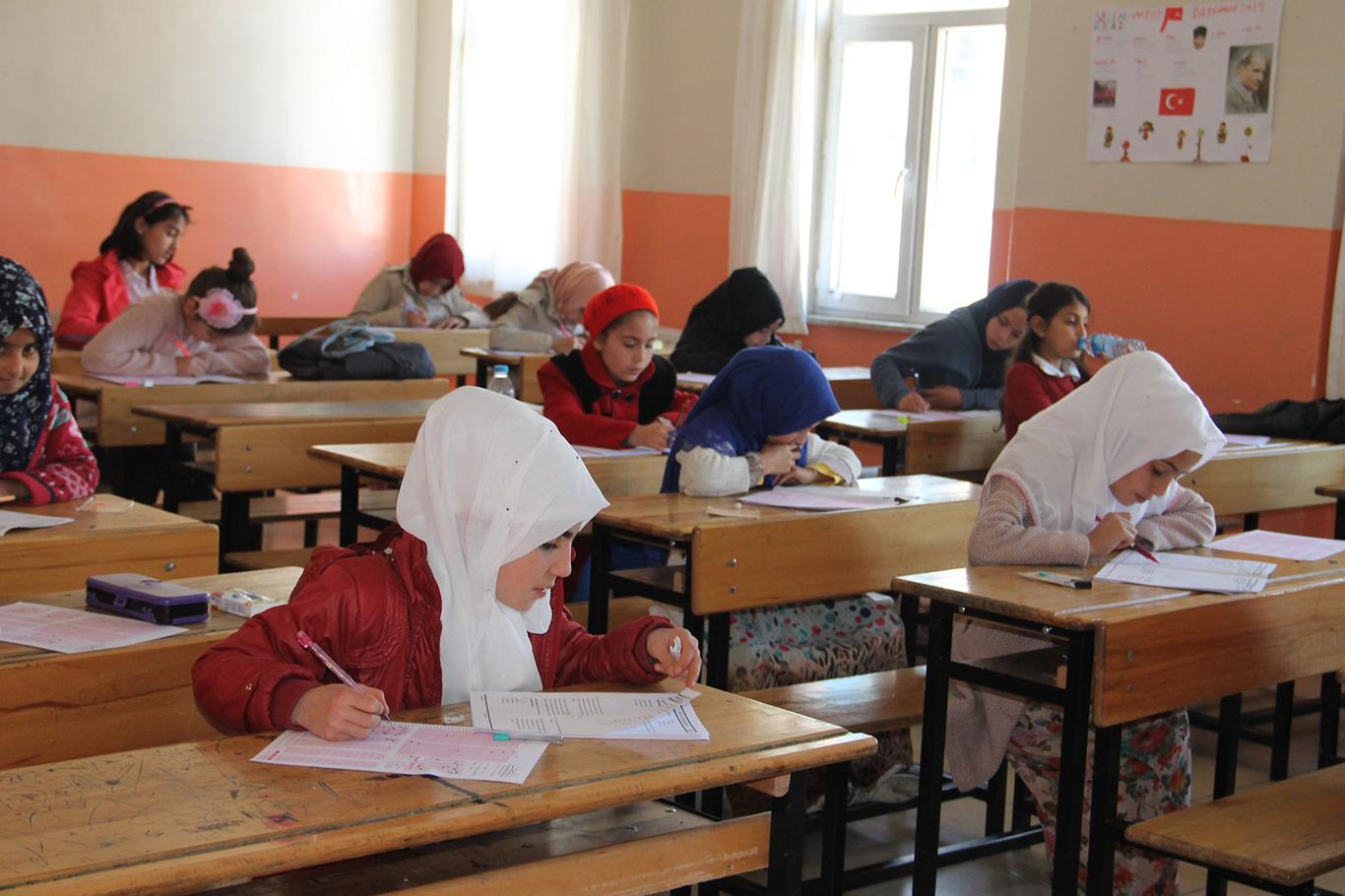 Van'da "Kur'an Pınarı Sınavı"na yoğun ilgi
